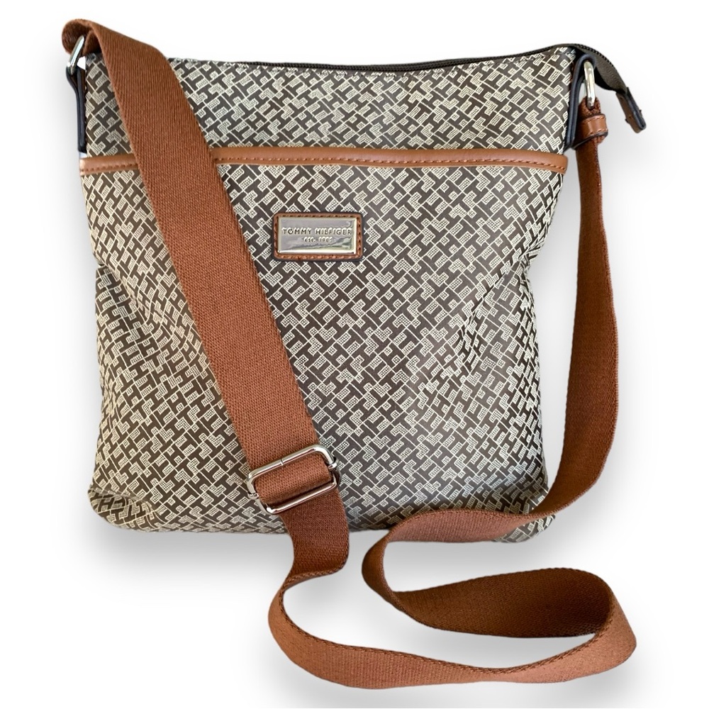 TOMMY HILFIGER GARDEN CLASSIC MEDIUM CROSSBODY GEO JACQUARD BAG